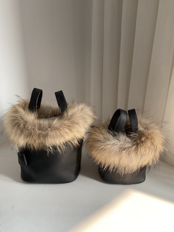 Patiesa ādas soma bucket ar raccoon pūku – pilsētas stils, mikrošķiedras iekšpuse, ziemas izdevums 2025, ikdienas lietošanai