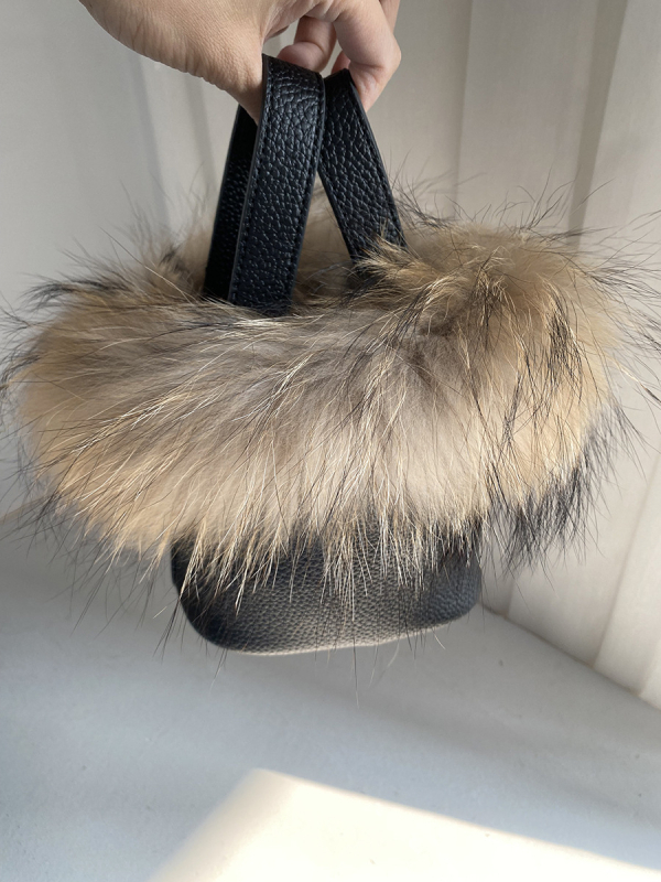 Patiesa ādas soma bucket ar raccoon pūku – pilsētas stils, mikrošķiedras iekšpuse, ziemas izdevums 2025, ikdienas lietošanai