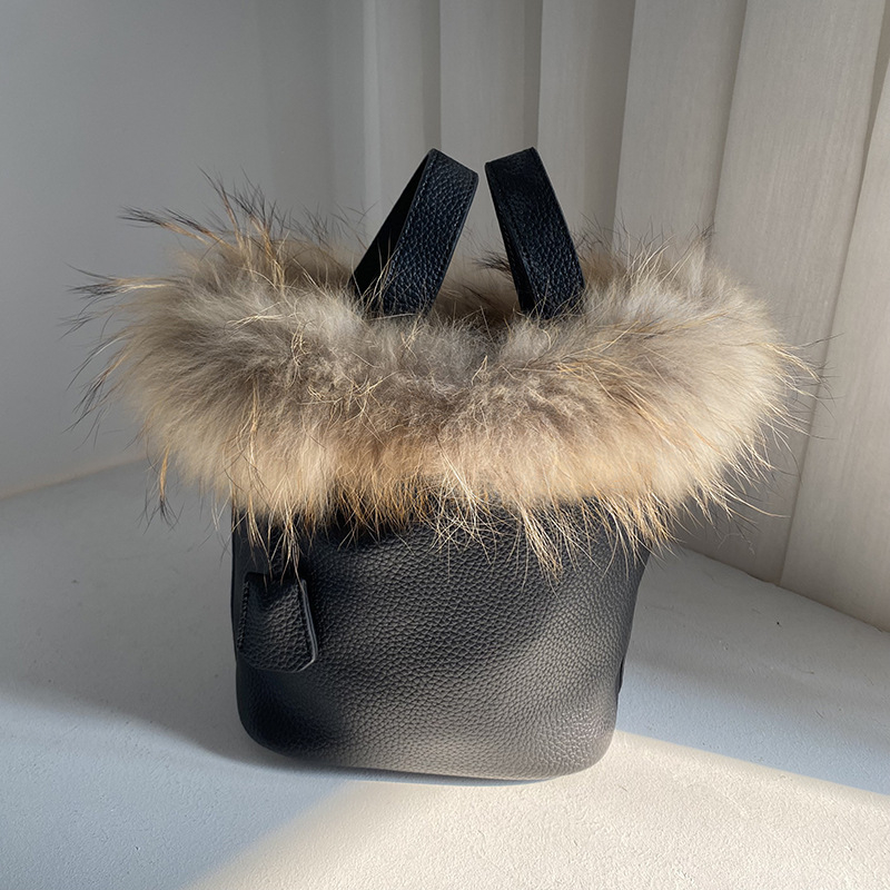 Patiesa ādas soma bucket ar raccoon pūku – pilsētas stils, mikrošķiedras iekšpuse, ziemas izdevums 2025, ikdienas lietošanai