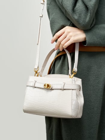 Kelly torba – prava koža, uzorak krokodila, zaključavanje lokotom, horizontalni četvrtasti oblik, unutarnja džep s zatvaračem i džep za telefon, crossbody s jednim remenom