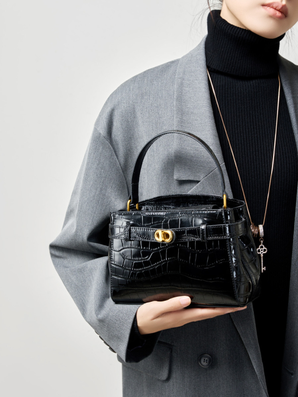 Kelly torba – prava koža, uzorak krokodila, zaključavanje lokotom, horizontalni četvrtasti oblik, unutarnja džep s zatvaračem i džep za telefon, crossbody s jednim remenom