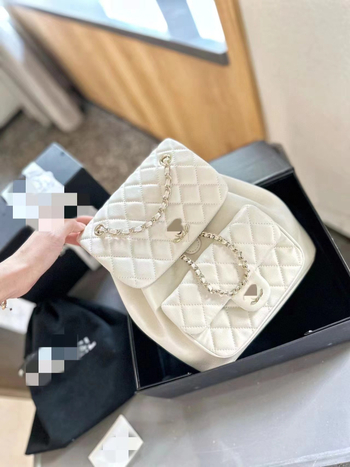 Soma ar vāciņu, pilsētas vienkāršība, aitādas āda, iekšējais laminētais rāvējslēdzēja kabatiņa, aitādas apdare