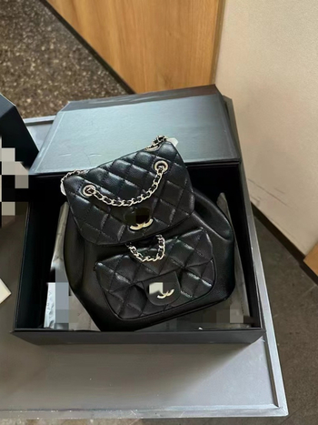 Soma ar vāciņu, pilsētas vienkāršība, aitādas āda, iekšējais laminētais rāvējslēdzēja kabatiņa, aitādas apdare