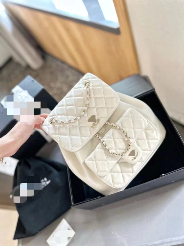 Soma ar vāciņu, pilsētas vienkāršība, aitādas āda, iekšējais laminētais rāvējslēdzēja kabatiņa, aitādas apdare