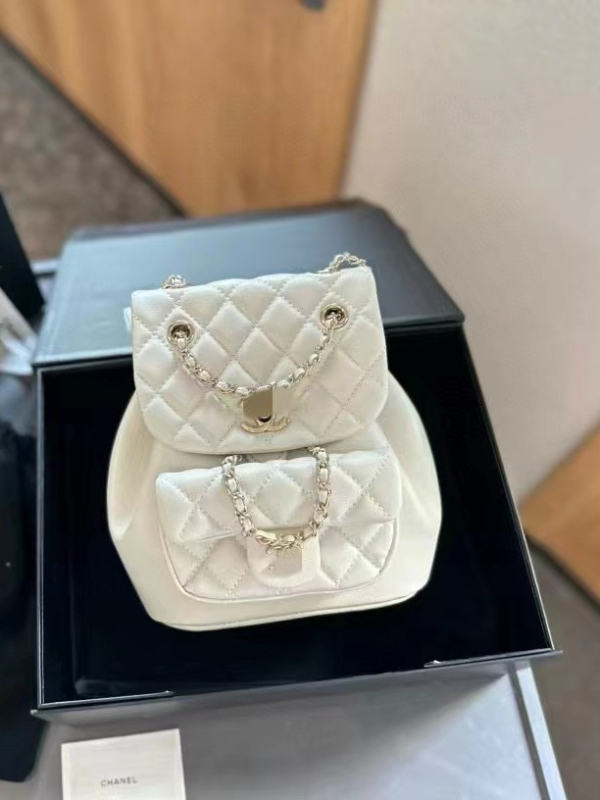 Soma ar vāciņu, pilsētas vienkāršība, aitādas āda, iekšējais laminētais rāvējslēdzēja kabatiņa, aitādas apdare