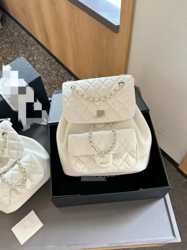 Soma ar vāciņu, pilsētas vienkāršība, aitādas āda, iekšējais laminētais rāvējslēdzēja kabatiņa, aitādas apdare