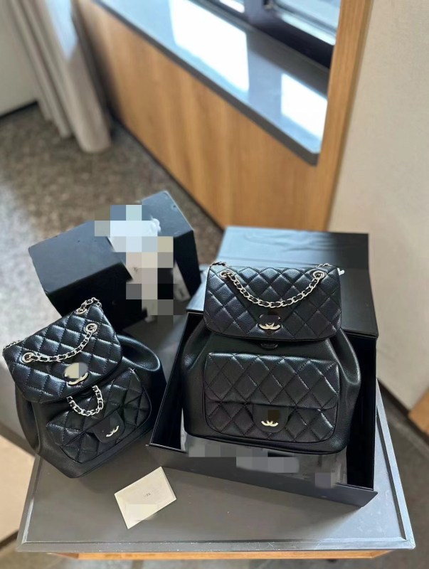 Soma ar vāciņu, pilsētas vienkāršība, aitādas āda, iekšējais laminētais rāvējslēdzēja kabatiņa, aitādas apdare