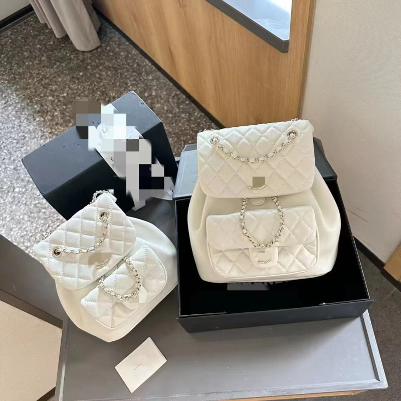 Soma ar vāciņu, pilsētas vienkāršība, aitādas āda, iekšējais laminētais rāvējslēdzēja kabatiņa, aitādas apdare