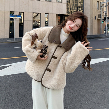 Moteriška reversinė striukė su integruota pūkų kailiu ir avinės vilnos, žiema 2025, poliesteris 95%+, elegantiškas miesto stilius, laisvas kirpimas