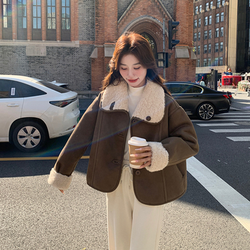 Moteriška reversinė striukė su integruota pūkų kailiu ir avinės vilnos, žiema 2025, poliesteris 95%+, elegantiškas miesto stilius, laisvas kirpimas