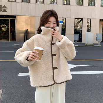 Moteriška reversinė striukė su integruota pūkų kailiu ir avinės vilnos, žiema 2025, poliesteris 95%+, elegantiškas miesto stilius, laisvas kirpimas