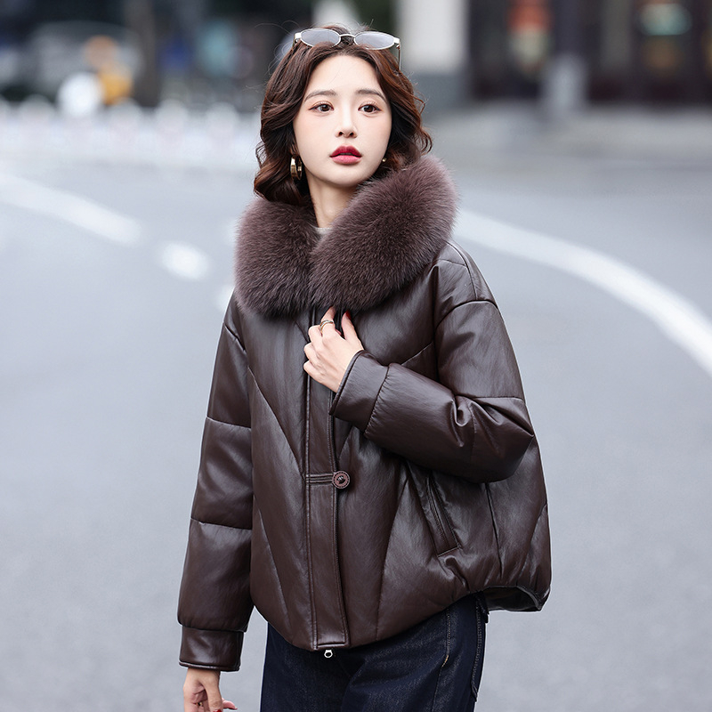 Női báránybőr bőrdzseki rókaszőr gallérral, karcsú szabás, cipzáras záródás, hosszú ujjú