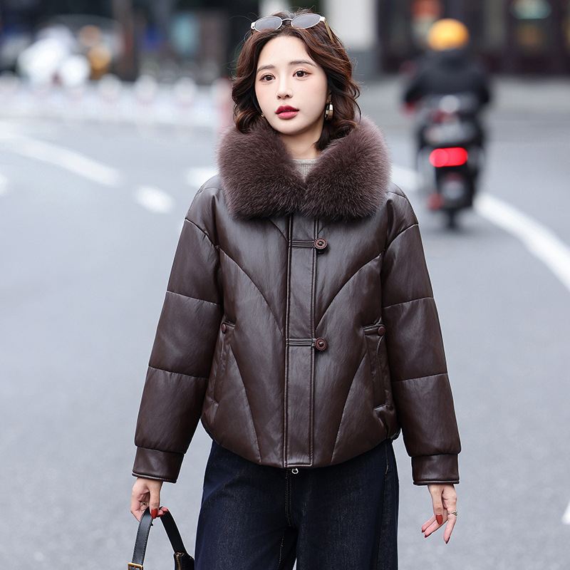 Női báránybőr bőrdzseki rókaszőr gallérral, karcsú szabás, cipzáras záródás, hosszú ujjú