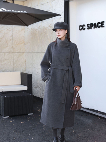 Ženski vuneni kaput, dug, širokog kroja, rukavi s spuštenim ramenima, jednodijelno zatvaranje