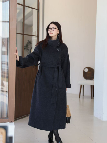 Ženski vuneni kaput, dug, širokog kroja, rukavi s spuštenim ramenima, jednodijelno zatvaranje