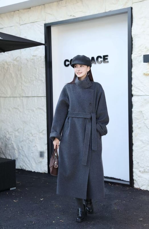 Ženski vuneni kaput, dug, širokog kroja, rukavi s spuštenim ramenima, jednodijelno zatvaranje