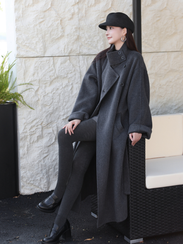 Ženski vuneni kaput, dug, širokog kroja, rukavi s spuštenim ramenima, jednodijelno zatvaranje