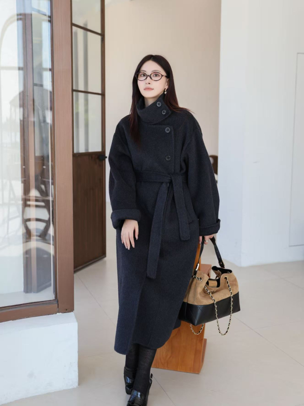 Ženski vuneni kaput, dug, širokog kroja, rukavi s spuštenim ramenima, jednodijelno zatvaranje