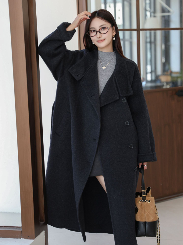 Ženski vuneni kaput, dug, širokog kroja, rukavi s spuštenim ramenima, jednodijelno zatvaranje