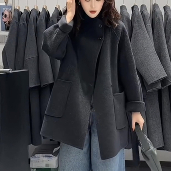 Ženski dvostrani kašmir-vuneni kaput, kratka duljina, slobodan kroj, dugi rukavi, stojeći ovratnik, jesen 2025, udio vune 50–70%, detalj koláže