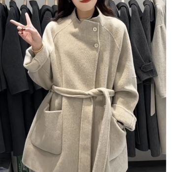 Ženski dvostrani kašmir-vuneni kaput, kratka duljina, slobodan kroj, dugi rukavi, stojeći ovratnik, jesen 2025, udio vune 50–70%, detalj koláže