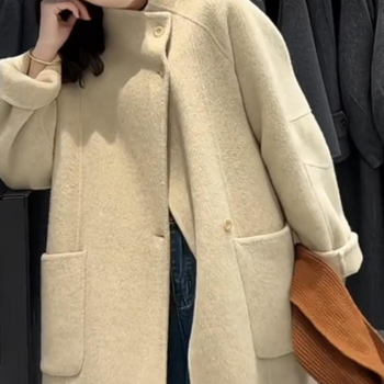 Ženski dvostrani kašmir-vuneni kaput, kratka duljina, slobodan kroj, dugi rukavi, stojeći ovratnik, jesen 2025, udio vune 50–70%, detalj koláže