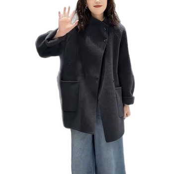 Ženski dvostrani kašmir-vuneni kaput, kratka duljina, slobodan kroj, dugi rukavi, stojeći ovratnik, jesen 2025, udio vune 50–70%, detalj koláže