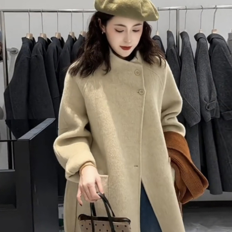 Ženski dvostrani kašmir-vuneni kaput, kratka duljina, slobodan kroj, dugi rukavi, stojeći ovratnik, jesen 2025, udio vune 50–70%, detalj koláže