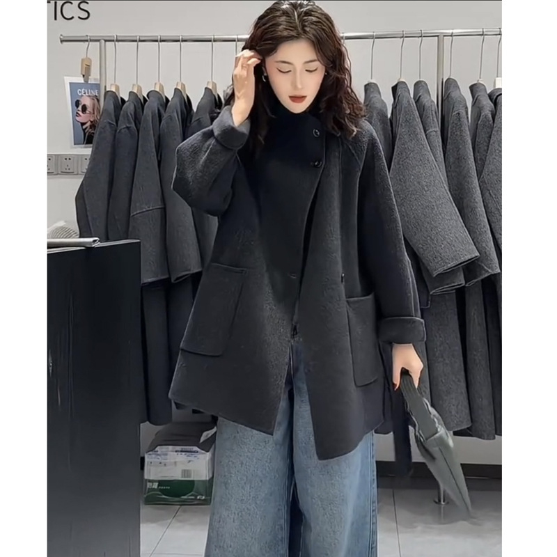 Ženski dvostrani kašmir-vuneni kaput, kratka duljina, slobodan kroj, dugi rukavi, stojeći ovratnik, jesen 2025, udio vune 50–70%, detalj koláže