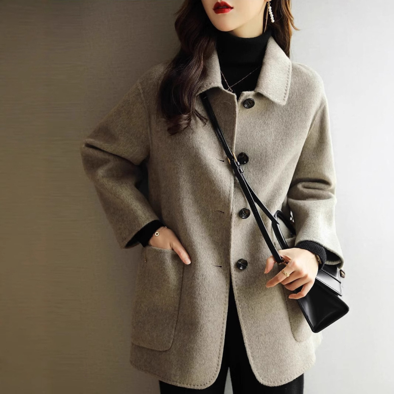 Ženski kaput od poliestera s krznenim ovratnikom, jednostruko kopčanje, slobodna silueta, srednja duljina