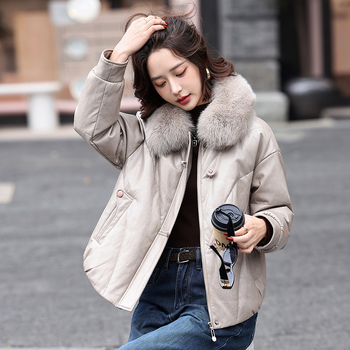 Valódi báránybőr bőrdzseki tolltöltettel, rókafaros szőrme gallérral, karcsú szabás, hosszú ujjú, cipzáras elöl, téli stílus
