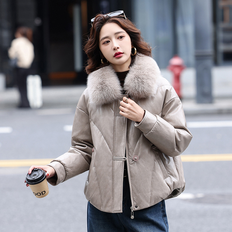 Valódi báránybőr bőrdzseki tolltöltettel, rókafaros szőrme gallérral, karcsú szabás, hosszú ujjú, cipzáras elöl, téli stílus
