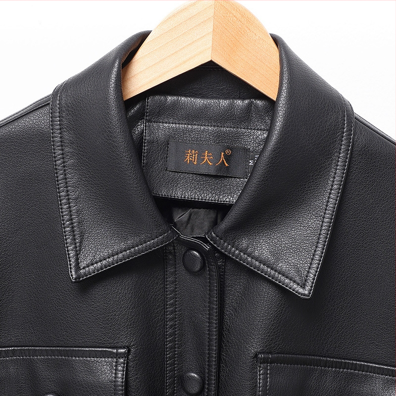 Moteriška odinė striukė su lapel apykakle, ilgos rankovės, užsegimas iš vieno eilių sagų ir kelių sagtukų, dirbtinis kailis viduje, 90–95% oda, ruduo 2025