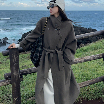 Ženski kaput od chenillea, krzneni ovratnik, dugi rukavi, širok kroj, jednostruko kopčanje, jednobojni uzorak