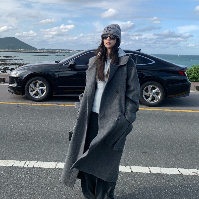 Ženski kaput od chenillea, krzneni ovratnik, dugi rukavi, širok kroj, jednostruko kopčanje, jednobojni uzorak