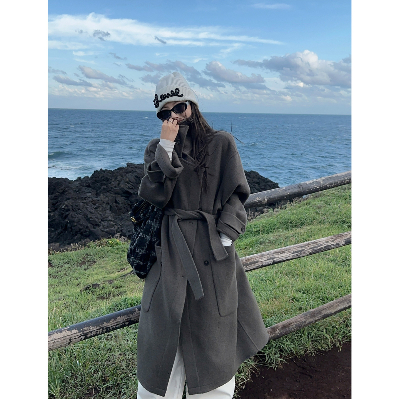 Ženski kaput od chenillea, krzneni ovratnik, dugi rukavi, širok kroj, jednostruko kopčanje, jednobojni uzorak