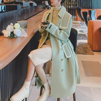 Debeli srednje duljine kaput sa stojećim ovratnikom, dugi rukavi, širok kroj