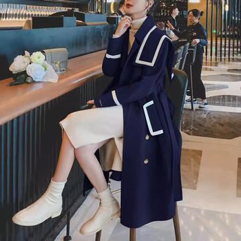 Debeli srednje duljine kaput sa stojećim ovratnikom, dugi rukavi, širok kroj