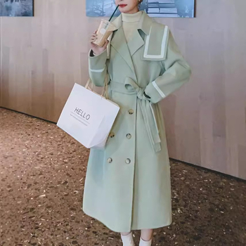 Debeli srednje duljine kaput sa stojećim ovratnikom, dugi rukavi, širok kroj