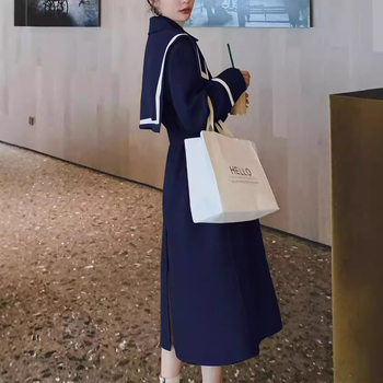 Debeli srednje duljine kaput sa stojećim ovratnikom, dugi rukavi, širok kroj