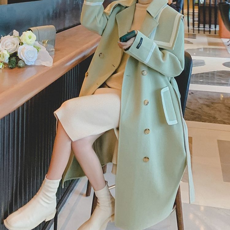 Debeli srednje duljine kaput sa stojećim ovratnikom, dugi rukavi, širok kroj