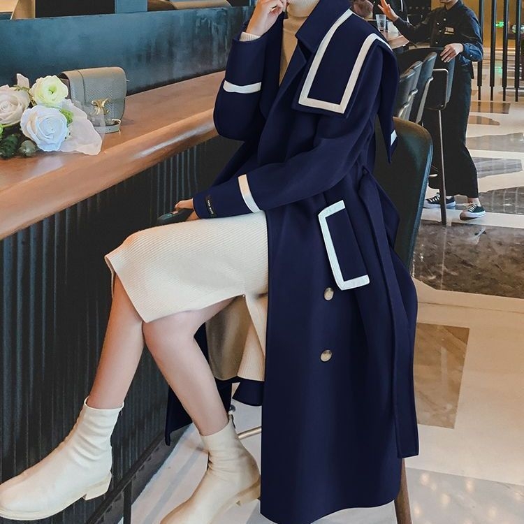 Debeli srednje duljine kaput sa stojećim ovratnikom, dugi rukavi, širok kroj