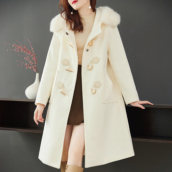 Ženski dugi kaput s kapuljom od poliestera, jednostruko zatvaranje gumbima, jednobojna boja, opuštena silueta.