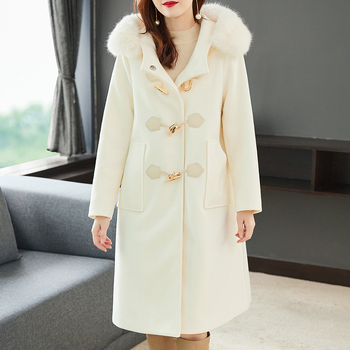 Ženski dugi kaput s kapuljom od poliestera, jednostruko zatvaranje gumbima, jednobojna boja, opuštena silueta.