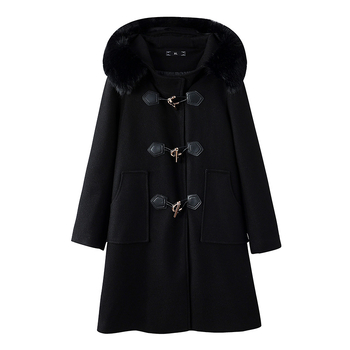 Ženski dugi kaput s kapuljom od poliestera, jednostruko zatvaranje gumbima, jednobojna boja, opuštena silueta.