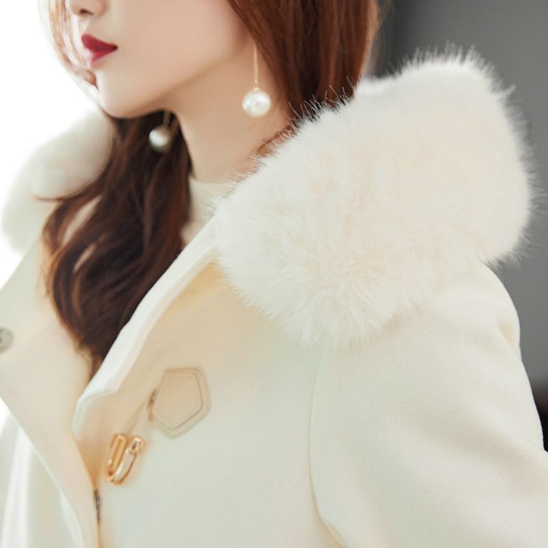 Ženski dugi kaput s kapuljom od poliestera, jednostruko zatvaranje gumbima, jednobojna boja, opuštena silueta.