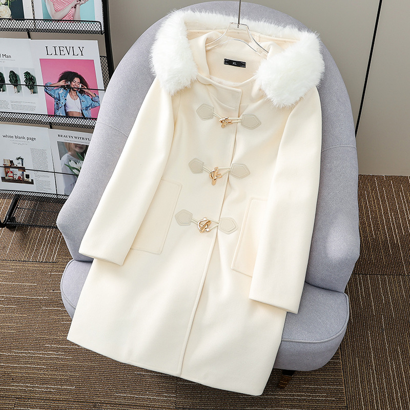 Ženski dugi kaput s kapuljom od poliestera, jednostruko zatvaranje gumbima, jednobojna boja, opuštena silueta.