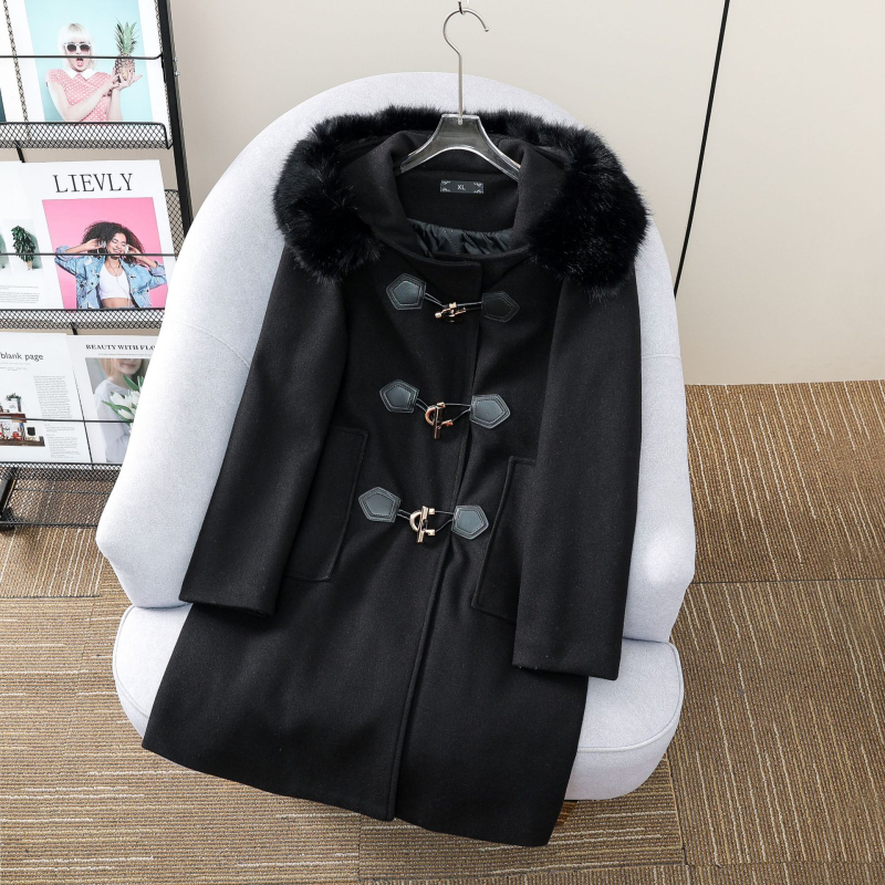 Ženski dugi kaput s kapuljom od poliestera, jednostruko zatvaranje gumbima, jednobojna boja, opuštena silueta.