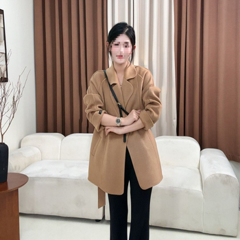 Chenille kaput ležernog kroja, kratka duljina, kopčanje uz vrpcu, 3/4 rukavi, ovratnik sakoi