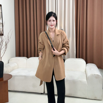 Chenille kaput ležernog kroja, kratka duljina, kopčanje uz vrpcu, 3/4 rukavi, ovratnik sakoi